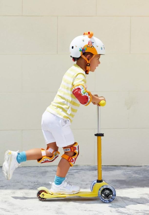 Micro Kickboard Mini Deluxe LED Three-Wheeled Lean-to-Steer Swiss-Designed Micro Scooter